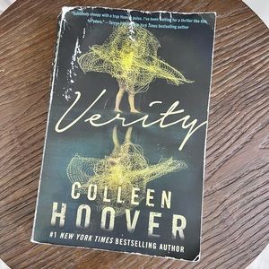 🛍 Verity by Colleen Hoover paperback